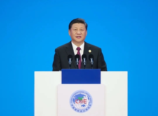 2018年11月5日,首届中国国际进口博览会在上海开幕。国家主席习近平出席开幕式并发表题为《共建创新包容的开放型世界经济》的主旨演讲。图/新华社记者 姚大伟 摄